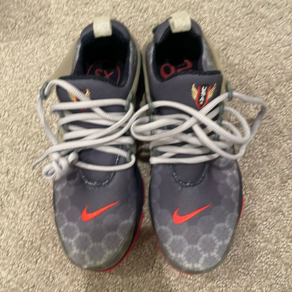 Nike Air Presto. Dark obsidian/comet red. Size XS: WMNS 6.5-8.5, MENS 5-7. New.